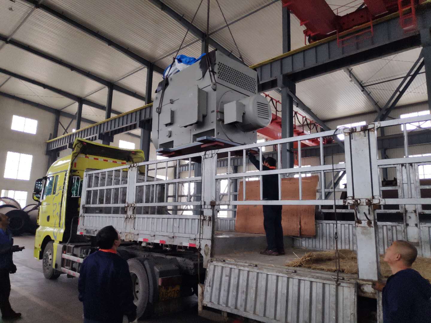 球磨機(jī)配用電機(jī)裝車 球磨機(jī)配用電機(jī)裝車